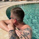 Robin Leutner Instagram - Happy Mittwoch euch allen! 🎉🙏 Danke @leshuuk für dein Shooting mit mir 😂 Wir sehen uns morgen wieder im @oberbayern_mallorca 🙏 #djrobin #pool #mallorca #sun #layla #bumsbar