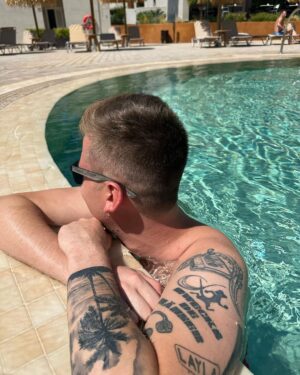 Robin Leutner Instagram - Happy Mittwoch euch allen! 🎉🙏
Danke @leshuuk für dein Shooting mit mir 😂
Wir sehen uns morgen wieder im @oberbayern_mallorca 🙏
#djrobin #pool #mallorca #sun #layla #bumsbar