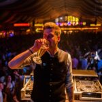 Robin Leutner Instagram - Ein Absolut 2. surreales Jahr geht vorbei😍🙏 Nach Layla sagten viele, du bist ein One Hit Wonder! Von dir wird man eh nie wieder was hören🤪😅 Dank Euch da draußen gabs anfang April erst den Rapunzel Remix und ende April mit Bumsbar und immernoch Layla, 3 weitere Songs in den Topp 100 der Charts 😍🥹 Bumsbar dazu noch in den Top 10! Es war und bleibt einfach Surreal! 🥹 Danke an jeden Einzelnen von euch da draußen für eure Unterstützung❤️🙏 Und natürlich auch für jeden Hater der einen einfach immer weiter motiviert 🤪😘 Danke an @summerfield_booking und @summerfield_records für ein weiteres geiles Jahr! Sowie an @olafkestin und @maximilianj_ für das ertragen von mir wenn wir unterwegs sind 😂 IHR ALLE seid Wahnsinn! Ich freue mich mich auf ein weiteres geniales 2024 das direkt mit der Doku beginnt 🙏 DANKE 2023❤️❤️ Und euch allen ein guten Rutsch in 2024!❤️ #djrobin #danke #thankful #2023 #newyear #mallorca #party #summerfieldfamily #layla #bunsbar #rapunzel