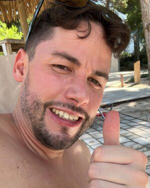 Robin Leutner Instagram - Happy Mittwoch euch allen! 🎉🙏
Danke @leshuuk für dein Shooting mit mir 😂
Wir sehen uns morgen wieder im @oberbayern_mallorca 🙏
#djrobin #pool #mallorca #sun #layla #bumsbar