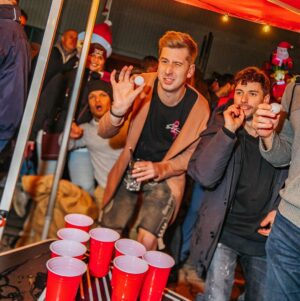 Robin Leutner Instagram - Einmal Bier-Pong für Anfänger bitte 😂😂
Wo sind die Profis unter euch? 🎉🍻
Ps. @leshuuk wo ist überhaupt dein Ball ? 😂
#bierpong #party #leshuuk #friends #djrobin