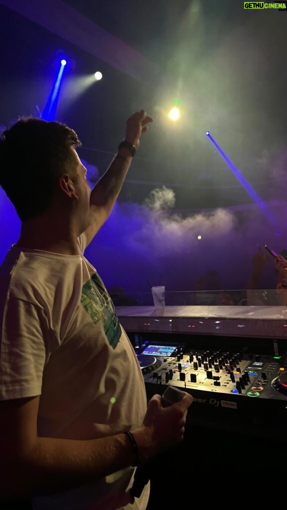 Robin Leutner Instagram - Recap von der ersten Party Sahne mit DJ Robin🩷 Danke euch allen für diese unfassbare Stimmung! 😍 Party Sahne geht am 02.02.2023 in die nächste Runde🤪🌴🍾 #cocomo #ulm #cocomoulm #partysahne #djrobin #party