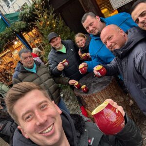 Robin Leutner Instagram - Happy Monday 🎉
Wie oft wart Ihr dieses Jahr schon auf dem Weihnachtsmarkt und wieviel Glühwein gabs bei euch? 🤪
#djrobin #weihnachtsmarkt #glühwein #köln #party #mallorca #crew #layla #bumsbar #rapunzel #summerfieldbooking #friends