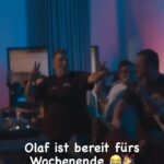 Robin Leutner Instagram - Seid Ihr auch so bereit fürs Wochenende wie @olafkestin ? 😂 #djrobin #layla #bumsbar #party #volare #mallorca #feiern #weekend