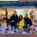 Robin Leutner Instagram - Unsere Hospiz-Unterstützer @djrobin1996 und @schuerze_music waren am Montag im Einsatz für unser @kinderhospizstuttgart am Stand von @weihnachtsmann.co.stgt auf dem @stuttgarterweihnachtsmarkt 🌲🎼⭐️ Ihr seid der Hammer und auf Euch ist immer Verlass! Ein dickes DANKE für Euren wertvollen Support❤️🫶🏼❤️ #kinderhospizstuttgart #begleiten #biszuletzt #zusammenhelfen #djrobin #schürze #layla #chartspitze #weihnachtsmannundco #stuttgarterweihnachtsmarkt Weihnachtsmarkt Stuttgart