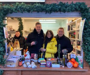 Robin Leutner Instagram - Unsere Hospiz-Unterstützer @djrobin1996 und @schuerze_music waren am Montag im Einsatz für unser @kinderhospizstuttgart am Stand von 
@weihnachtsmann.co.stgt auf dem @stuttgarterweihnachtsmarkt 🌲🎼⭐️
Ihr seid der Hammer und auf Euch ist immer Verlass!
Ein dickes DANKE für Euren wertvollen Support❤️🫶🏼❤️

#kinderhospizstuttgart #begleiten #biszuletzt #zusammenhelfen #djrobin #schürze #layla #chartspitze #weihnachtsmannundco #stuttgarterweihnachtsmarkt