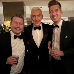 Robin Leutner Instagram - Danke @youtubemusic für die Einladung zum YouTube Music Award Dinner im @grill_royal 🙏
3 mal Nominiert gewesen für: den Besten Song, Beste Songwriter und Beste Producer🙏
 Es ist und bleibt völlig surreal was wir mit euch erleben dürfen 🥹
Danke ❤️
#djrobin #schürze #layla #bumsbar #youtube #youtubemusic #award #berlin #grillroyal #party #dankbar #mallorca #friends #summerfieldbooking #summerfieldfamily