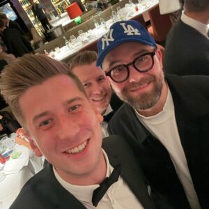 Robin Leutner Instagram - Danke @youtubemusic für die Einladung zum YouTube Music Award Dinner im @grill_royal 🙏
3 mal Nominiert gewesen für: den Besten Song, Beste Songwriter und Beste Producer🙏
 Es ist und bleibt völlig surreal was wir mit euch erleben dürfen 🥹
Danke ❤️
#djrobin #schürze #layla #bumsbar #youtube #youtubemusic #award #berlin #grillroyal #party #dankbar #mallorca #friends #summerfieldbooking #summerfieldfamily