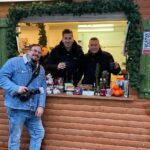 Robin Leutner Instagram - Unsere Hospiz-Unterstützer @djrobin1996 und @schuerze_music waren am Montag im Einsatz für unser @kinderhospizstuttgart am Stand von @weihnachtsmann.co.stgt auf dem @stuttgarterweihnachtsmarkt 🌲🎼⭐️ Ihr seid der Hammer und auf Euch ist immer Verlass! Ein dickes DANKE für Euren wertvollen Support❤️🫶🏼❤️ #kinderhospizstuttgart #begleiten #biszuletzt #zusammenhelfen #djrobin #schürze #layla #chartspitze #weihnachtsmannundco #stuttgarterweihnachtsmarkt Weihnachtsmarkt Stuttgart