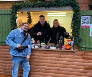 Robin Leutner Instagram - Unsere Hospiz-Unterstützer @djrobin1996 und @schuerze_music waren am Montag im Einsatz für unser @kinderhospizstuttgart am Stand von 
@weihnachtsmann.co.stgt auf dem @stuttgarterweihnachtsmarkt 🌲🎼⭐️
Ihr seid der Hammer und auf Euch ist immer Verlass!
Ein dickes DANKE für Euren wertvollen Support❤️🫶🏼❤️

#kinderhospizstuttgart #begleiten #biszuletzt #zusammenhelfen #djrobin #schürze #layla #chartspitze #weihnachtsmannundco #stuttgarterweihnachtsmarkt