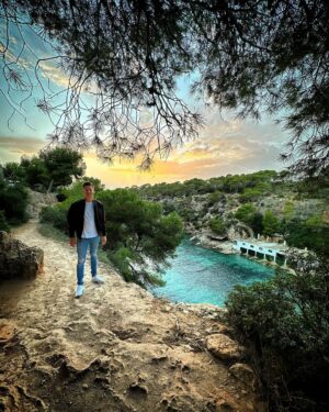 Robin Leutner Instagram - Ich wünsch euch ein geiles Wochenende 🎉🎉
Für mich geht’s morgen wieder auf die Lieblingsinsel paar Tage entspannen:) 
Was steht bei euch so an?
#djrobin #mallorca #layla #bumsbar #rapunzel #party #entspannung #urlaub #insel #palme #strand #meer #vacation #summerfieldbooking #summerfieldfamily