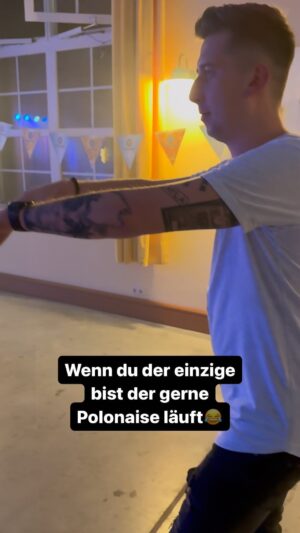 Robin Leutner Instagram - Wem geht’s auch so? 😂
#polonaise #djrobin #layla #bumsbar #Party #rapunzel #einsam #spaghettibolognese  #mallorca #summerfieldbooking