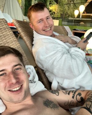Robin Leutner Instagram - Happy Birthday to my Bro @schuerze_music ❤️
Auf viele weitere gemeinsame Jahre! 
Bleib so ein geiler Typ wie du bist! 🙏🎉
#friends #birthday #layla #schürze #party #geburtstag