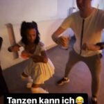 Robin Leutner Instagram - Sie sagte: Tanz mir nach😂 Gut geschlagen oder? 😅 #djrobin #malinbrown #party #tanzen #tanz #halloween #mallorca #feiern #summerfieldfamily