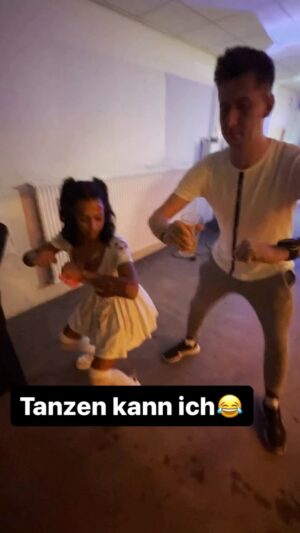 Robin Leutner Instagram - Sie sagte: Tanz mir nach😂
Gut geschlagen oder? 😅
#djrobin #malinbrown #party #tanzen #tanz #halloween #mallorca #feiern #summerfieldfamily