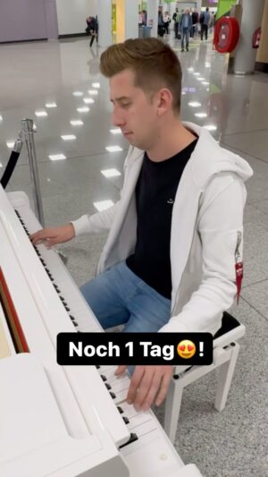 Robin Leutner Instagram - Noch 1 mal schlafen bis zur Neuauflage von 1,2 Polizei zusammen mit @abrissgebeat 😍🙏🎉
Jetzt Presafen! Link in Bio! 🙏
#djrobin #abrissgebeat #12polizei #neuauflage #party #electro #newsong #layla #bumsbar #rapunzel #mallorca #summerfieldrecords