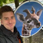 Robin Leutner Instagram - Gleiche Frisur ähnlich Langer Hals, vielleicht bin ich garnicht DJ Robin sondern ne Giraffe aus König der Löwen? 🤷‍♂️ #djrobin #giraffe #fun #safaripark #layla #bumsbar #rapunzel #tier