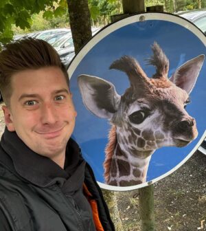 Robin Leutner Instagram - Gleiche Frisur ähnlich Langer Hals, vielleicht bin ich garnicht DJ Robin sondern ne Giraffe aus König der Löwen? 🤷‍♂️
#djrobin #giraffe #fun #safaripark #layla #bumsbar #rapunzel #tier