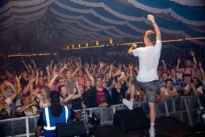 Robin Leutner Instagram - Danke @lutterwiesn.badlauterberg ❤️🙏
Es war der Hammer bei euch! 🙏
#djrobin #lutterwiesn #badlauterberg #summerfieldbooking
