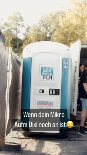 Robin Leutner Instagram - Danke @maximilianj_ dass du mich gehört hast 😂🎉😂
Wer ließt sich auch immer alles durch?😂
#dixi #dixiklo #toitoi #festival #mikro #djrobin #layla #bumsbar #party #rapunzel #mallorca