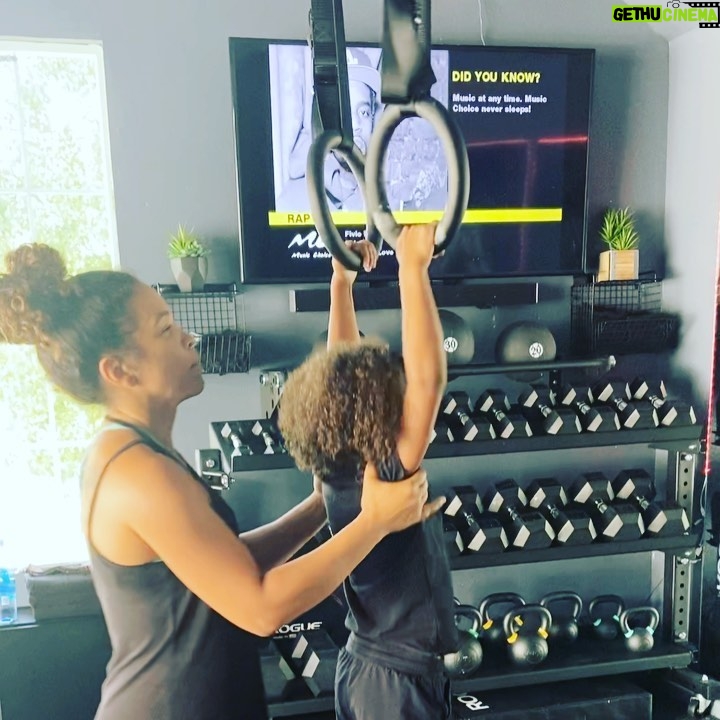 Rockmond Dunbar Instagram - She gets it from her mama! @mayadunbar11 Let’s go with the toes to rings! Berkeley is a lil beast! #garagegym #kids #workout #quarantine #quarantinelife #mydaughter