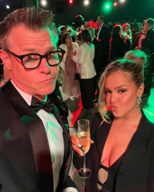 Rodger Corser Instagram - What a great night! Hosting the @ssfcrabbitohs #redandgreenball and getting to bring this cheeky one along… @zipporraahh …..so shy wish she’d come out of her shell a bit😜
Congrats to all the winners! Up the #rabbitohs watch out next week chooks ya ran ya race last night!!
#sstid #uptherabbitohs #daddydaughterdate