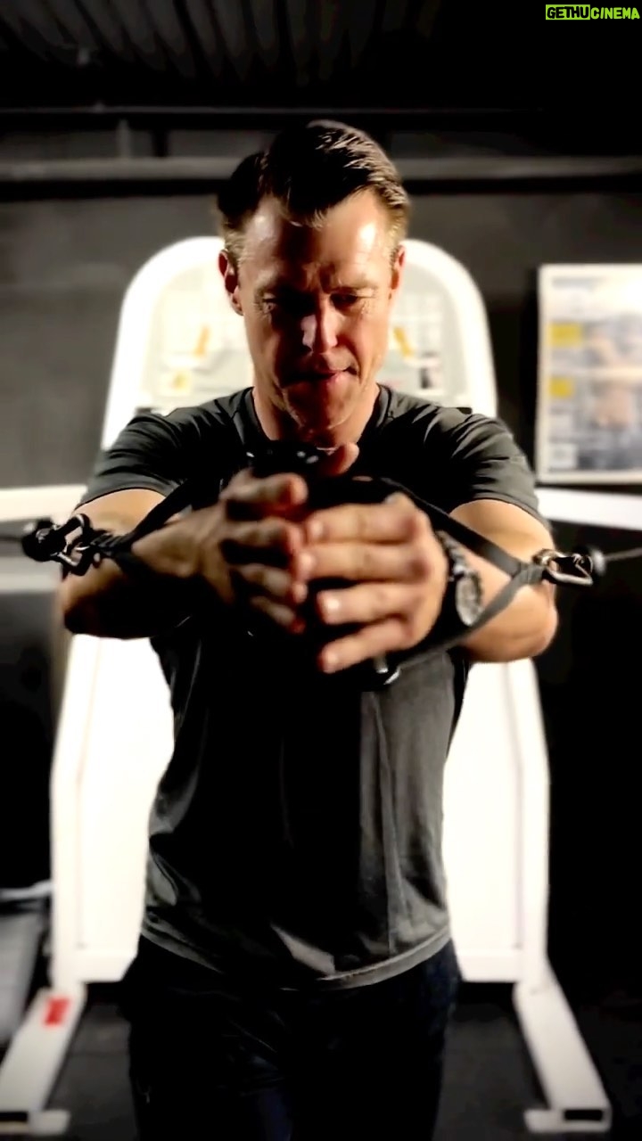 Rodger Corser Instagram - #PunchMondayInTheThroat @RodgerCorser & @BrianSiemsen started their week off right with this tough little DARC- based chest session. 🔥 🔹Single Arm Cable Flys w/ isometric hold x 15 🔹Rapid Fire Push-ups x 20 🔹4 x 20sec Sprints on Elliptical Machine 🔸Repeat x 3 Rounds 🔹Standing Cable Chest Press x 15 🔹Incline Close-grip Push-ups x 20 🔹4 x 20sec Sprints on Cross-Trainer ( No Hands) 🔸Repeat x 3 Rounds #WeAreSKWOD Malabar, New South Wales, Australia
