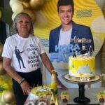 Rodrigo Faro Instagram - Coisas que valem a pena nessa vida…O amor e o carinho de vocês por mim!!!!Como essa senhora que fez sua festa de aniversário e o tema era : eu!!!!!Alguém sabe quem ela é?!?!?❤️