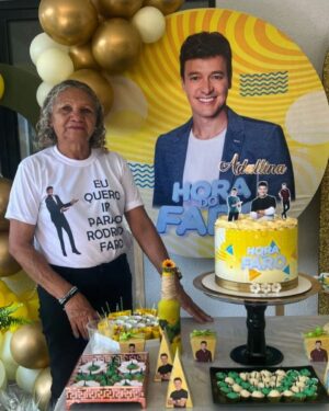 Rodrigo Faro Instagram - Coisas que valem a pena nessa vida…O amor e o carinho de vocês por mim!!!!Como essa senhora que fez sua festa de aniversário e o tema era : eu!!!!!Alguém sabe quem ela é?!?!?❤️
