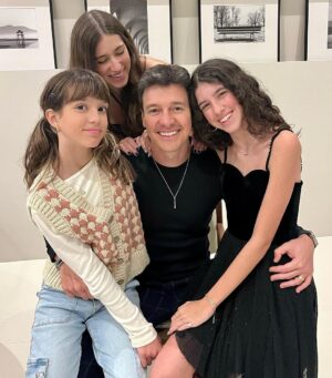 Rodrigo Faro Instagram - Depois de ir a igreja  com toda a família, vamos postar…Orgulho de ser o pai de vocês meus amores!!!Feliz Dia dos Pais!!!!Amo vocês com toda força da minha alma e coração!!❤️❤️❤️