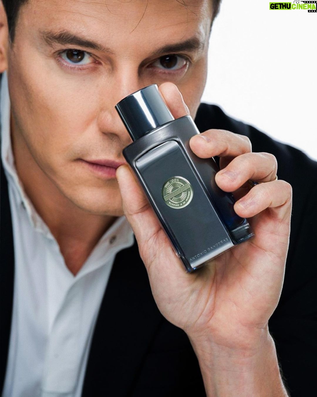 Rodrigo Faro Instagram - Para representar o homem icônico moderno, intenso e que confia em si, @antoniobanderas traz essa nova fragrância incrível. The Icon Elixir está pra lá de chique e é uma ótima opção de presente para o dia dos pais. Mostrei um pouquinho mais nos stories, corre lá e clique no link pra garantir esse super perfume! 😉 #TheIconAttitude #BanderasPerfumes #publicidade