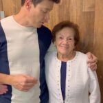 Rodrigo Faro Instagram - Bem que eu tentei avisar, mas a @vovomariaeoneto é uma figura! 😂 E ainda tem boas risadas com ela neste domingo (30), no #HoraDoFaro, às 15h30. Te espero lá! 😎