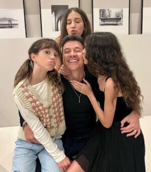 Rodrigo Faro Instagram - Depois de ir a igreja  com toda a família, vamos postar…Orgulho de ser o pai de vocês meus amores!!!Feliz Dia dos Pais!!!!Amo vocês com toda força da minha alma e coração!!❤️❤️❤️