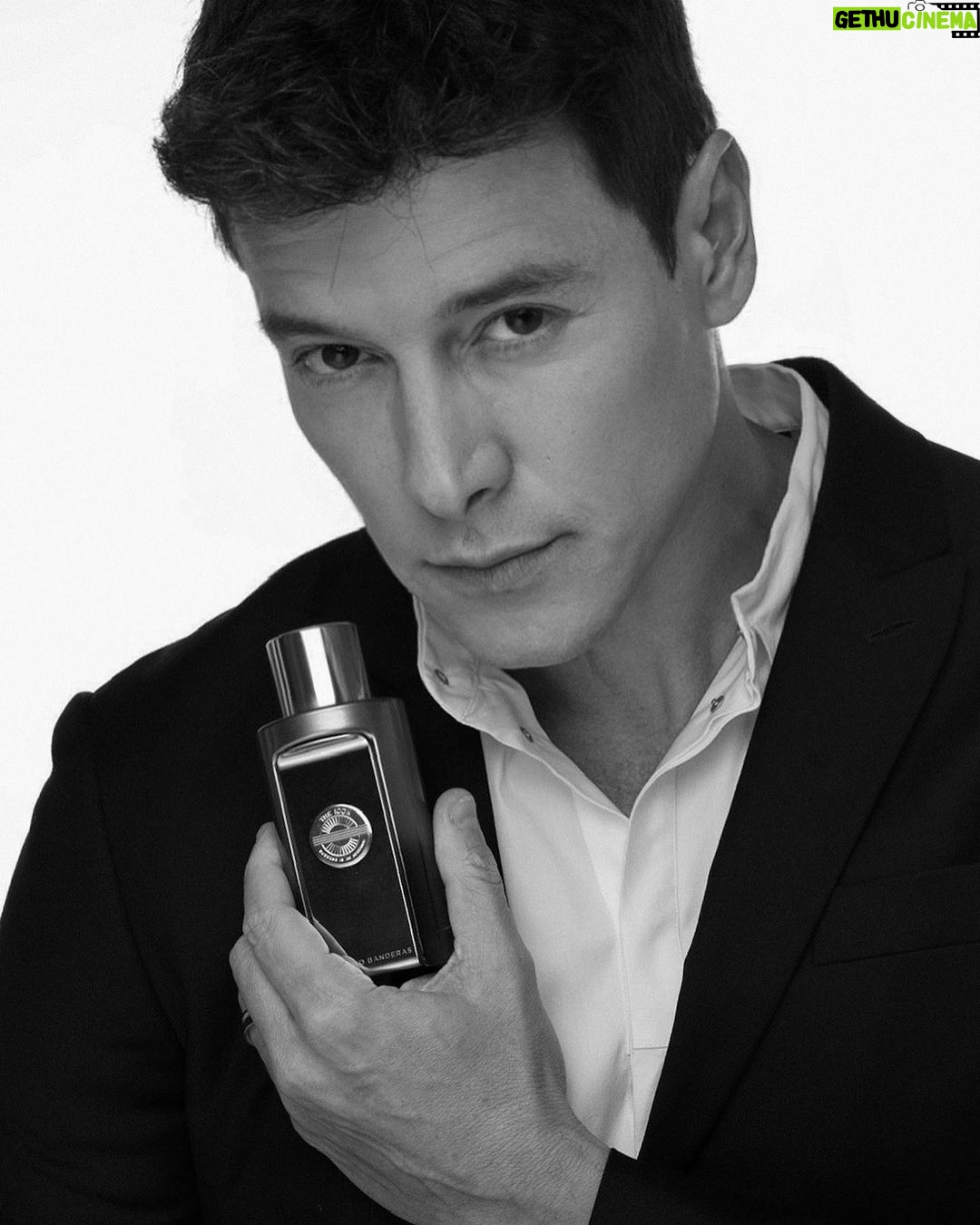 Rodrigo Faro Instagram - Para representar o homem icônico moderno, intenso e que confia em si, @antoniobanderas traz essa nova fragrância incrível. The Icon Elixir está pra lá de chique e é uma ótima opção de presente para o dia dos pais. Mostrei um pouquinho mais nos stories, corre lá e clique no link pra garantir esse super perfume! 😉 #TheIconAttitude #BanderasPerfumes #publicidade