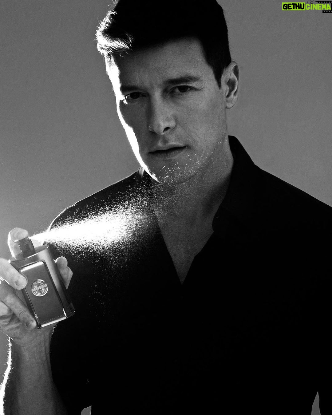 Rodrigo Faro Instagram - Para representar o homem icônico moderno, intenso e que confia em si, @antoniobanderas traz essa nova fragrância incrível. The Icon Elixir está pra lá de chique e é uma ótima opção de presente para o dia dos pais. Mostrei um pouquinho mais nos stories, corre lá e clique no link pra garantir esse super perfume! 😉 #TheIconAttitude #BanderasPerfumes #publicidade