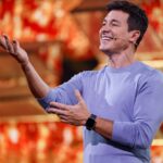 Rodrigo Faro Instagram - Eita, que ele tá animado! ✨ O #CantaComigo está se aproximando de seus momentos finais e @rodrigofaro promete grandes emoções 🥳 A gente se encontra, às 18h, na @recordtvoficial 🎤
