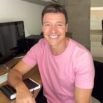 Rodrigo Faro Instagram - Se você assim como milhares de brasileiros financiou um veículo e está com as parcelas atrasadas, sua dívida está virando uma bola de neve devido ao juros cobrado pelo atraso, correndo risco de ter o seu veículo aprendido! Eu, Rodrigo Faro indico a @triesolucoes para negociar sua dívida com uma redução no valor de até 50%. Ligação gratuita ou WhatsApp 0800 765 5575.
