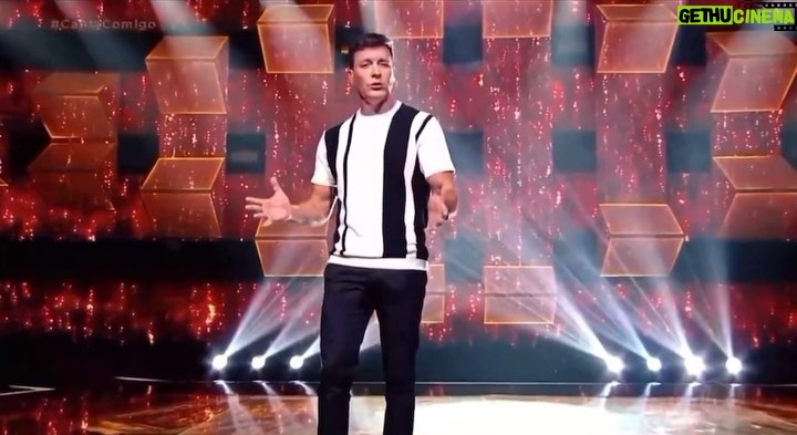 Rodrigo Faro Instagram - Sobrou pra mim hoje no Canta Comigo…No desafio dos jurados cantamos um @sidneymagaloficial !!!!Ô loco meu…Quem sabe faz ao vivo bichooooo!!!!