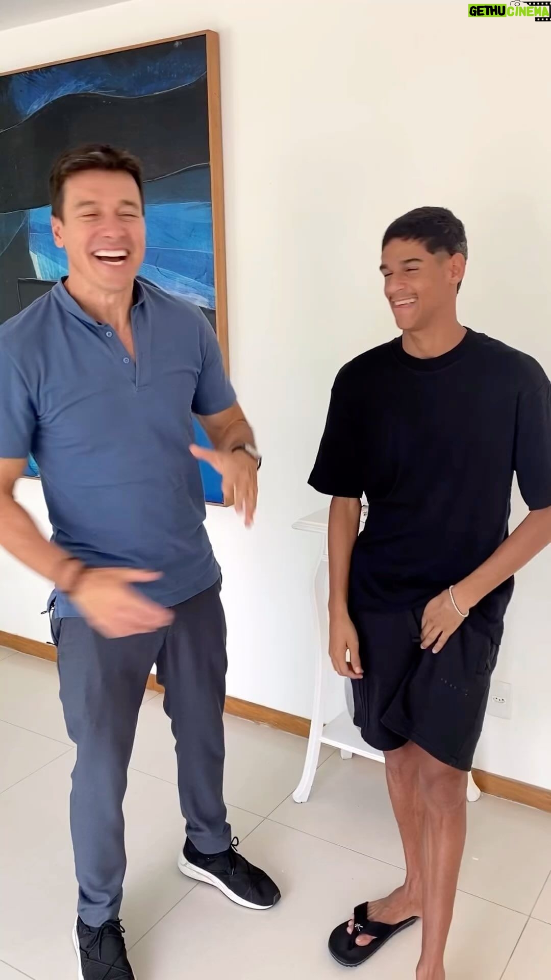 Rodrigo Faro Instagram - Esse domingo o Hora do Faro vai receber o @luvadepedreiro e mostrar sua casa com exclusividade. O programa vai ao ar a partir das 18 hs.Receba, pai! 🙅🏻♂️