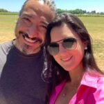 Rodrigo González Instagram - Adiós 2022. Año en que reí y lloré. Año en que volví al teatro, al cine y seguí con el stand up. Me fue bien. No lo puedo negar. Y por eso le agradezco a la vida el poder vivir de mi oficio. Les deseo un 2023 lleno de luz, y fuerza cuando las cosas se tornen difíciles. Sabiduría y paz si hay quiebres, partidas. Bendiciones para las y los que nacerán. Fuerza a quienes llorarán a sus seres queridos. Les deseo y un lindo 2023, que como la vida. Nos someterá a retos, pero por sobre todo, y no lo olviden. Nos ofrecerá nuevas oportunidades. Todos los días sale el sol. Gracias @carorickenberg @cotur._.nix @tomasgonzalez1 @susana.browne @ximena.nogueira #santi, #simon, familia y amigos y amigas