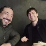 Rodrigo González Instagram - Adiós 2022. Año en que reí y lloré. Año en que volví al teatro, al cine y seguí con el stand up. Me fue bien. No lo puedo negar. Y por eso le agradezco a la vida el poder vivir de mi oficio. Les deseo un 2023 lleno de luz, y fuerza cuando las cosas se tornen difíciles. Sabiduría y paz si hay quiebres, partidas. Bendiciones para las y los que nacerán. Fuerza a quienes llorarán a sus seres queridos. Les deseo y un lindo 2023, que como la vida. Nos someterá a retos, pero por sobre todo, y no lo olviden. Nos ofrecerá nuevas oportunidades. Todos los días sale el sol. Gracias @carorickenberg @cotur._.nix @tomasgonzalez1 @susana.browne @ximena.nogueira #santi, #simon, familia y amigos y amigas