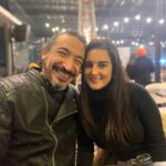 Rodrigo González Instagram - Adiós 2022. Año en que reí y lloré. Año en que volví al teatro, al cine y seguí con el stand up. Me fue bien. No lo puedo negar. Y por eso le agradezco a la vida el poder vivir de mi oficio. Les deseo un 2023 lleno de luz, y fuerza cuando las cosas se tornen difíciles. Sabiduría y paz si hay quiebres, partidas. Bendiciones para las y los que nacerán. Fuerza a quienes llorarán a sus seres queridos. Les deseo y un lindo 2023, que como la vida. Nos someterá a retos, pero por sobre todo, y no lo olviden. Nos ofrecerá nuevas oportunidades. Todos los días sale el sol. Gracias @carorickenberg @cotur._.nix @tomasgonzalez1 @susana.browne @ximena.nogueira #santi, #simon, familia y amigos y amigas
