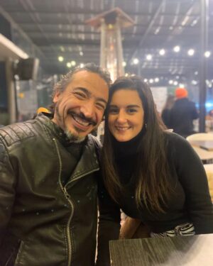 Rodrigo González Instagram - Adiós 2022. Año en que reí y lloré. Año en que volví al teatro, al cine y seguí con el stand up. Me fue bien. No lo puedo negar. Y por eso le agradezco a la vida el poder vivir de mi oficio. Les deseo un 2023 lleno de luz, y fuerza cuando las cosas se tornen difíciles. Sabiduría y paz si hay quiebres, partidas. Bendiciones para las y los que nacerán. Fuerza a quienes llorarán a sus seres queridos. Les deseo y un lindo 2023, que como la vida. Nos someterá a retos, pero por sobre todo, y no lo olviden. Nos ofrecerá nuevas oportunidades. Todos los días sale el sol. 
Gracias @carorickenberg @cotur._.nix @tomasgonzalez1 @susana.browne @ximena.nogueira #santi, #simon, familia y amigos y amigas