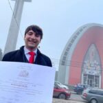 Rodrigo González Instagram - Adiós 2022. Año en que reí y lloré. Año en que volví al teatro, al cine y seguí con el stand up. Me fue bien. No lo puedo negar. Y por eso le agradezco a la vida el poder vivir de mi oficio. Les deseo un 2023 lleno de luz, y fuerza cuando las cosas se tornen difíciles. Sabiduría y paz si hay quiebres, partidas. Bendiciones para las y los que nacerán. Fuerza a quienes llorarán a sus seres queridos. Les deseo y un lindo 2023, que como la vida. Nos someterá a retos, pero por sobre todo, y no lo olviden. Nos ofrecerá nuevas oportunidades. Todos los días sale el sol. Gracias @carorickenberg @cotur._.nix @tomasgonzalez1 @susana.browne @ximena.nogueira #santi, #simon, familia y amigos y amigas