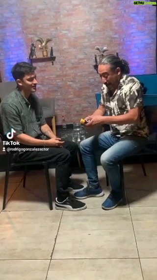 Rodrigo González Instagram - DESAFIO AL @elranty A UNA GUERRA DE AGUA 💦💦💦💦💧💧💧 SUSCRÍBETE A CASA COMEDIA EN YOUTUBE Y MIRA LOS CAPÍTULOS DE ENTRE EL BIEN Y EL BAR Trabajo en conjunto con los grandes @panchoanimador @rat_films