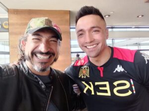 Rodrigo González Instagram - Camino a Calama para actuar en el @marinadelsolcalama me encontré con dos grandes del fútbol y con pasado azul! @miguelpinto_oficial y @gonza21espinoza 

Éxito! Pero no le ganen al @diego13_sanchez 😔😔😔🤣🤣🤣