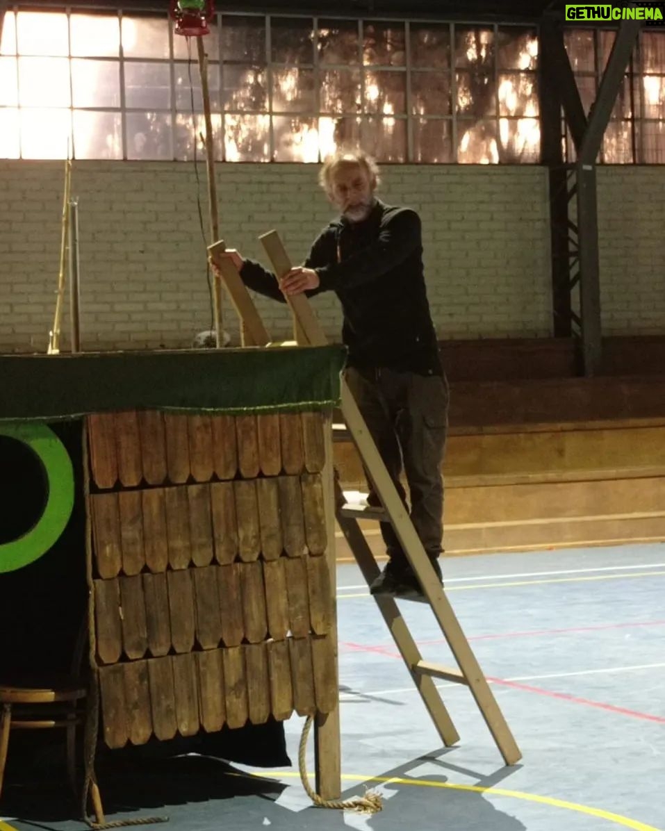Rodrigo González Instagram - Han pasado muchos años de la última vez que actué en una obra de teatro. Estos meses he vuelto a mis orígenes, ensayando y retomando mi profesión, y que mejor que con una obra que habla de nuestro Chile, de la epopeya de la goleta Ancud, que toma posesión de las tierras magallánicos. Una obra que le mostraremos a los estudiantes, una obra donde podré volver a compartir con un público hermoso, como son los niños y jóvenes. No en grandes teatros, si no que en gimnasios, en patios de los colegios. Entregando mi trabajo feliz, y agradecido. Quiero invitar a toda la comunidad de Pucón y Villarrica a que vean este trabajo. Que además será gratuito. Lunes 22 de agosto 14:00 escuela carileufu, Pucón Miércoles 24 de agosto 20:00 complejo educacional Carlos Holzapfel Viernes 26 de agosto 20:00 centro cultural de Villarica Entrada gratuita. Proyecto financiado por el fondo de artes escénicas convocatoria 2021. Porque chile es más que Santiago. Los esperamos. Una obra para todo público que cuenta un trozo de nuestra historia #teatro #surdechile #teatroescolar Gracias por apoyarme siempre.