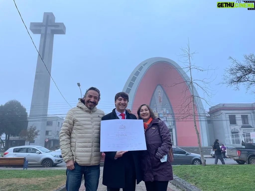 Rodrigo González Instagram - Mi hijo hermoso, mi Simón, hoy juro como abogado en Chillán, las vueltas de la vida. Con la mamá, Angélica, gracias hijo por este regalo. Ser tan hermoso. Te amo con todo mi ser. Gracias por elegirnos como padres.