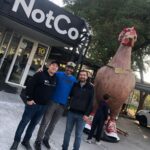 Rodrigo González Instagram - Buen encuentro con mi compadre @raulin1508 me llevo a conocer su nueva pega en @thenotco al lado Rodrigo y atrás el Santi viendo una gallina que no pone huevos... Obvio, si es de notco no hace falta... Bieeeeeen