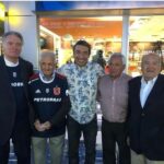 Rodrigo González Instagram – Recuerdo que me invitaron al lanzamiento de la nueva camiseta de la U. Y lleno de emoción no dudé en ir. Ya en el lugar me sentí como un niño, feliz, emocionado, nervioso. Me paseaba solo… Soy muy tímido en los eventos sociales. Por un lado estaba jean conversando, por otro @samuraiazul y muchos otros ídolos. Pero yo quería ver a los históricos del león. Porque ellos eran de los cuales me hablaba mi padre cuando nos llevaba al estadio, allá en los años 70. Si, estoy viejo. En un sector de la bencinera Petrobras, donde fue el lanzamiento, estaban ellos, Alberto Quintano, el tanque campos, Sergio Navarroo y don Leonel. No sabía cómo acercarme a ellos. Me di muchas vueltas. Me tomé una copa de vino y fui, caradura, me acerque a Don Leonel y le dije, muy nervioso, que lo admiraba mucho, pensé que solo iba a sonreír y nada más. Sin embargo me ve, sonríe. Guarda un segundo de silencio, y me responde. “Me.rei mucho con usted en el festival” y yo reí también, nervioso por dentro… “Me vio, me vio” pensaba yo. Mis amigos futbolistas saben de mi pasión por fútbol. Y de mi respeto para ellos sin importar el color de su camiseta. Ya sea el Toby, el.coca, el mono, Mark, paredes y tantos otros.
 Luego le pedí con mucho respeto al grupo que componían, si podíamos sacarnos una foto. Y los cuatro accedieron. Esa es la foto. Fue la única vez que pude ver a don Leonel en persona. Fue la única vez que oi la voz del único jugador que hizo justicia divina. Hoy subo está foto del recuerdo porque lamento su partida, porque se su historia, la leí, la vi en los archivos y la escuché en relatos de mi querido padre que hoy no está, y quién me hizo hincha de la U. Que su viaje a la eternidad sea pleno don Leonel. Acá en la tierra lo recordaremos siempre los hinchas de la U, y espero que todos los hinchas del fútbol. Se va un grande del fútbol nacional. Pero nos queda el recuerdo de todo lo que dio al club más bonito del mundo. La.gloriosa Universidad de Chile.